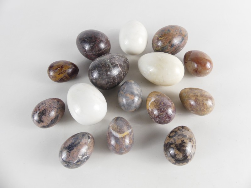 Decoratieve eieren in natuursteen en marmer