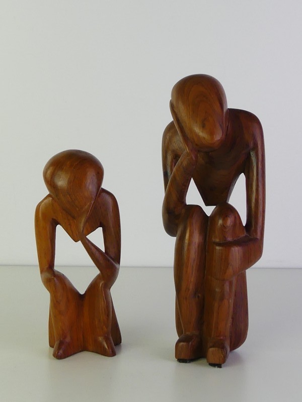 Twee houten beeldjes - de denkers