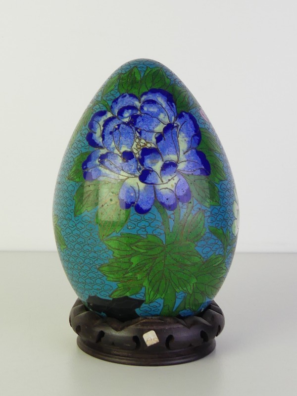 Chinees cloisonné ei op een sokkel