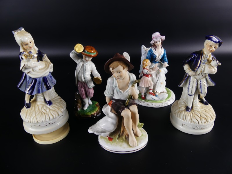 Decoratieve set van vijf porseleinen beeldjes – handbeschilderd