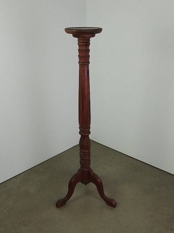 Handgemaakte houten plantenstand of piedestal