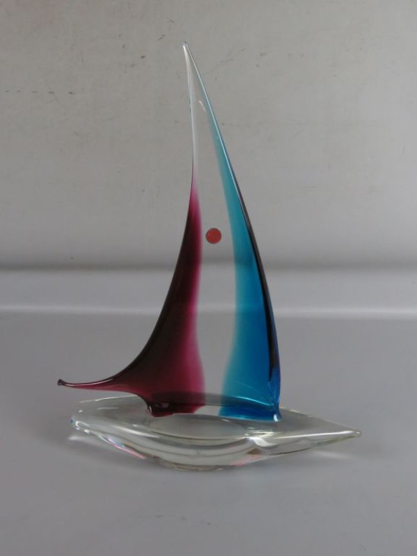 Grote, decoratieve sculptuur van een glazen zeilboot