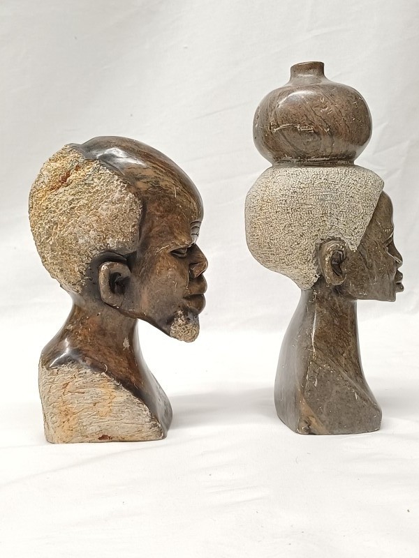 Twee stenen sculpturen man & vrouw