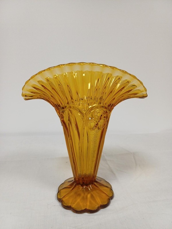 Amberkleurige glazen vaas in Art Deco-stijl