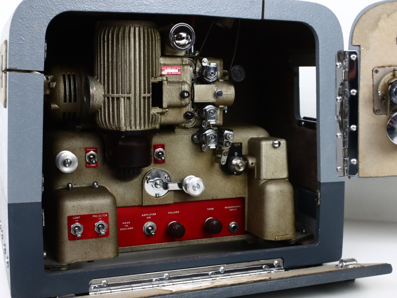 Vintage 16mm Projector — Model 622