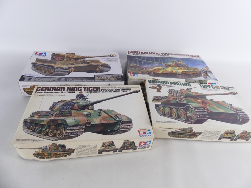 4 stuks Schaalmodellen Militaire Voertuigen (Tamiya)