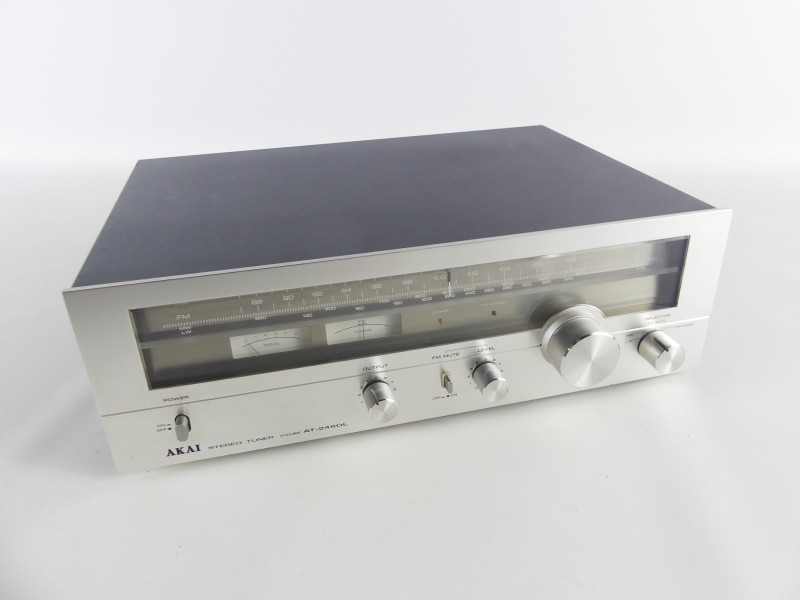 AKAI AT-2450L Stereo Tuner – Vintage Klasse
