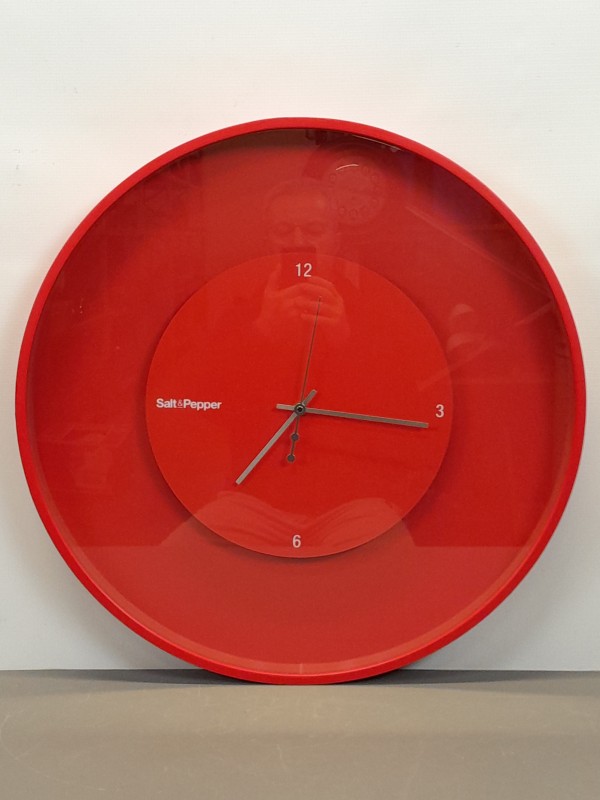 Grote Rode Wandklok - Salt & Pepper