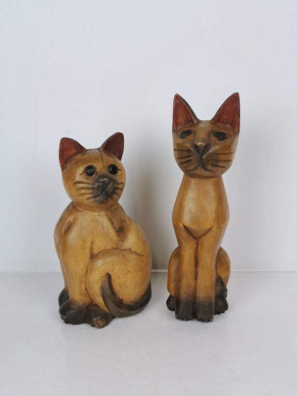 Twee handgesneden houten kattenbeeldjes – decoratief stel uit Indonesië.