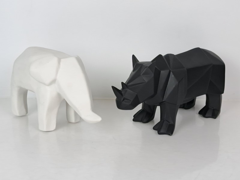 Moderne dierensculpturen 2 stuks – olifant en neushoorn in origamistijl.
