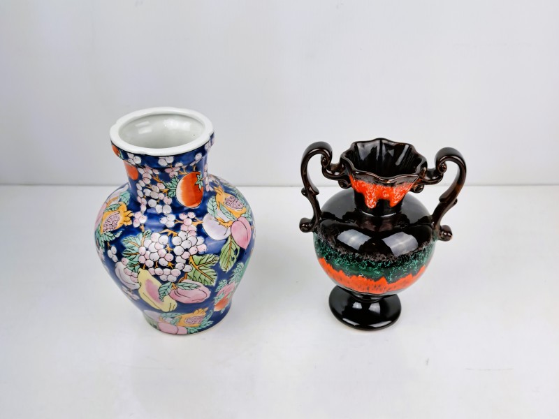 Set van twee vazen: Chinese porseleinen vaas en keramische vaas in de stijl van Kérina Monaco.