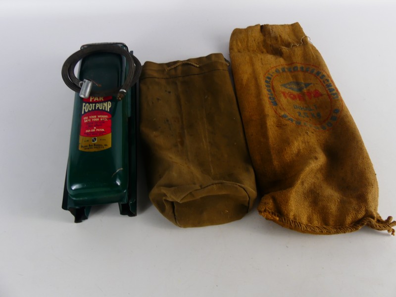 Vintage metalen voetpomp van Peters and Russell Inc. (USA)