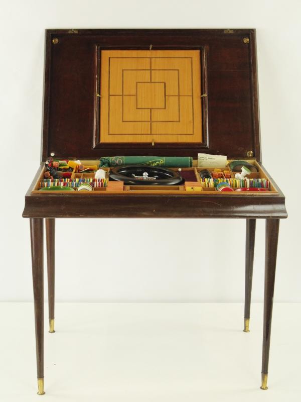 Nostalgische vintage speeltafel met vele spelletjes