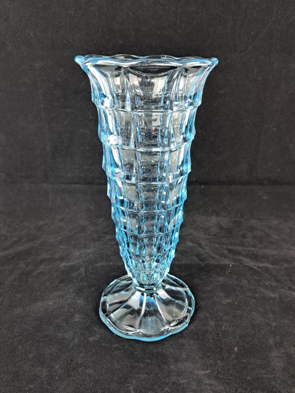 Blauwe glazen vaas in pressed glass‑stijl.