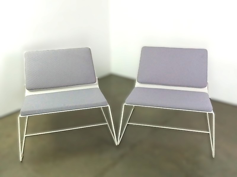 Een paar stijlvolle loungefauteuils