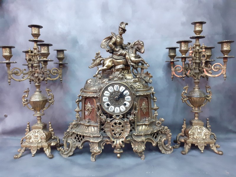 Schouwklok met 2 kandelaars vervaardigd uit geel koper