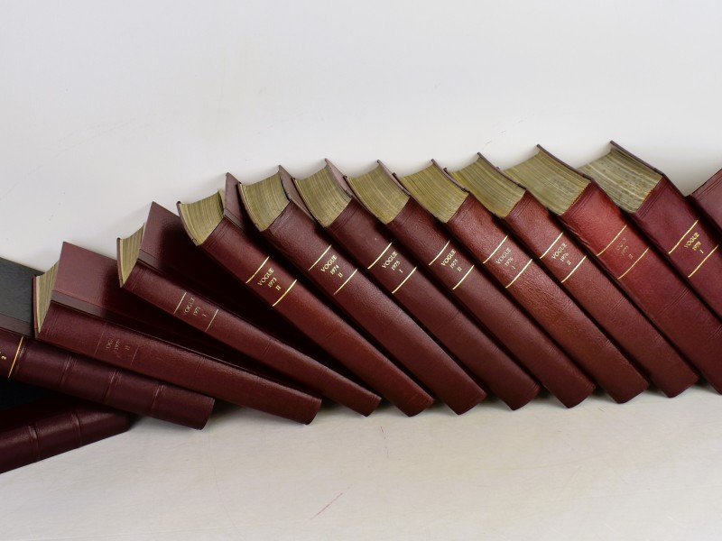 Selectie ingebonden jaargangen Vogue Paris 1969–1979.