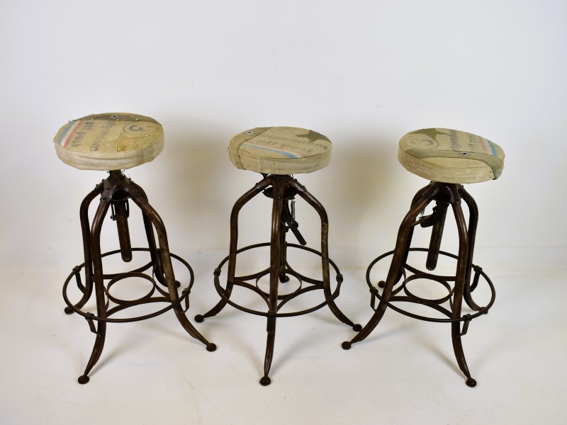 Set van drie vintage werkkrukken met PTT postzak bekleding en verstelmechaniek.