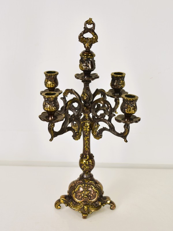 Sierlijke bronzen kandelaar met vijf armen in barokstijl.