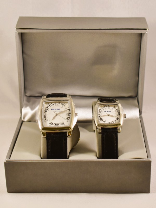 Set van twee polshorloges met leren band — „Sense and Simplicity“ design.