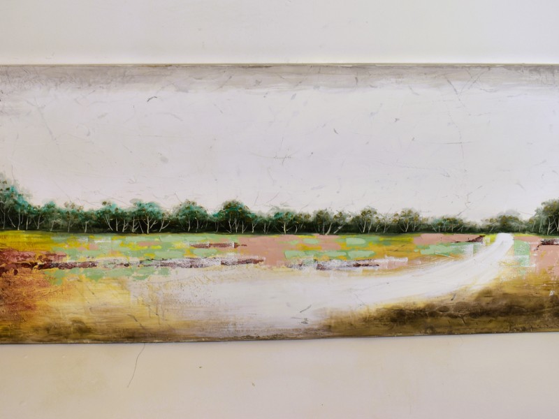 Groot landschapsschilderij met witte weg en bomenrij.