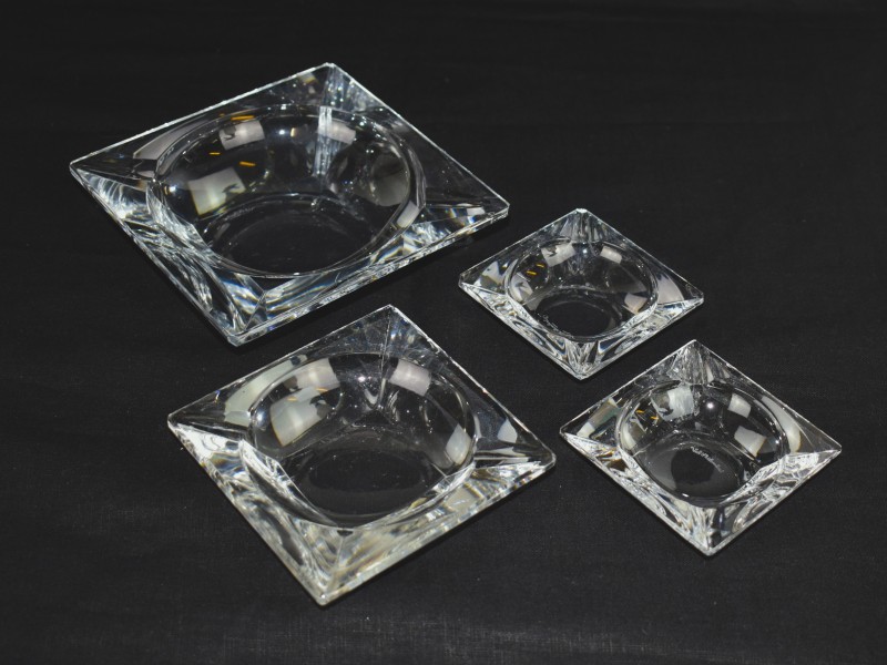 Set van vier kristallen schaaltjes – Val Saint Lambert.