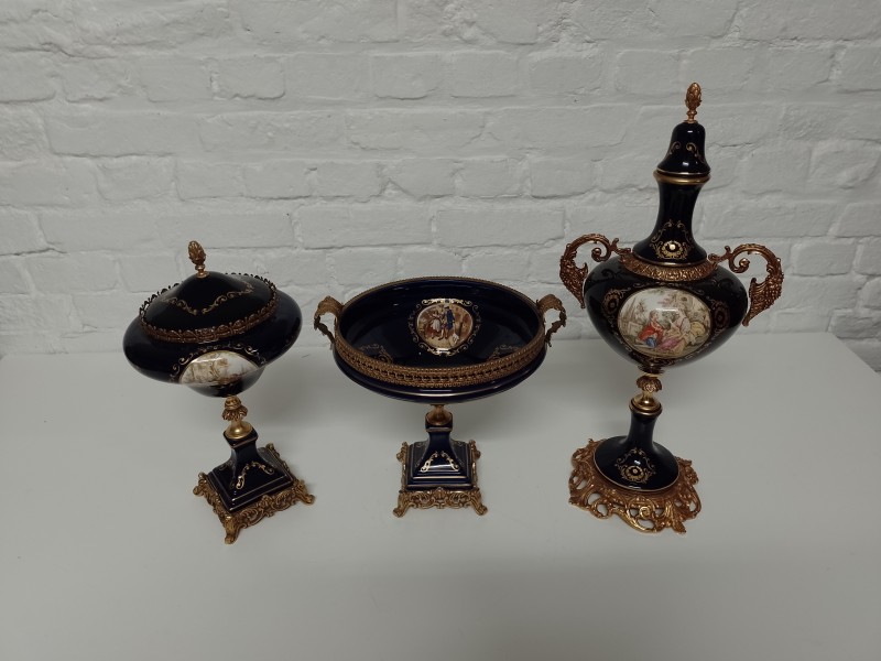 Driedelige porseleinen garnituur