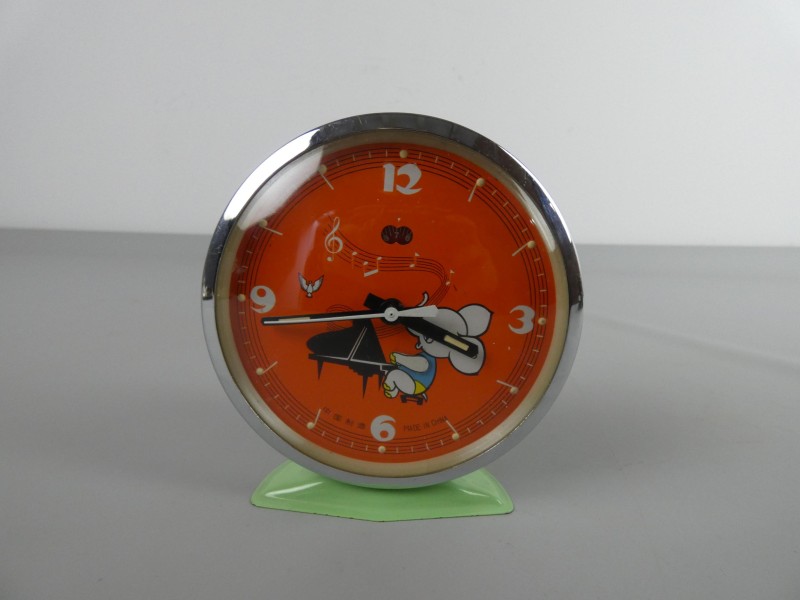 VINTAGE FIVE RAMS WEKKER – OLIFANT SPEELT PIANO