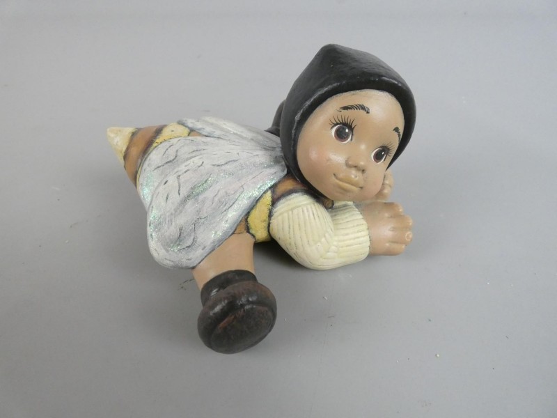 Beeldje kind in bijenpak