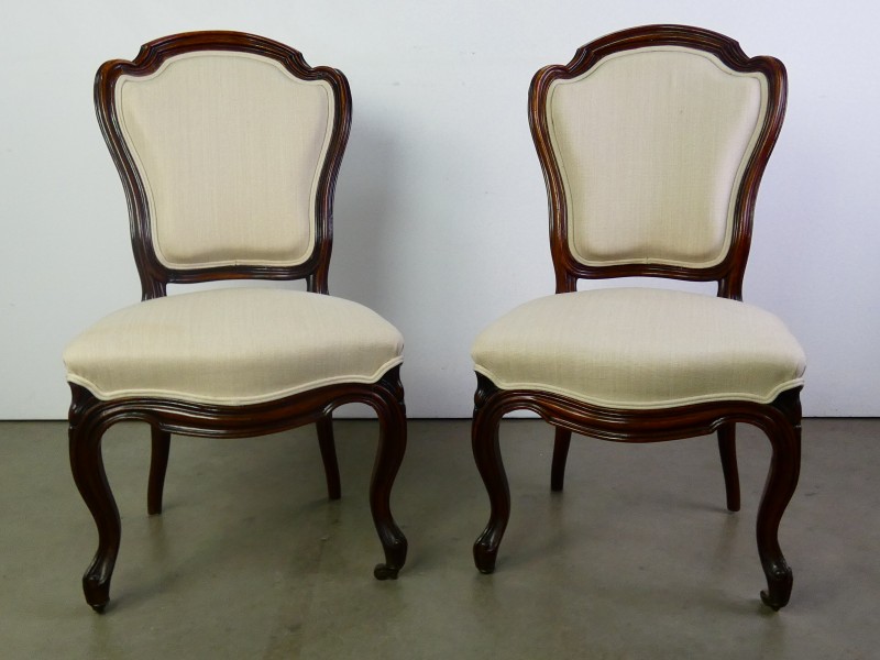 2 Klassieke Franse Stoelen met Cabriole Poten en Voorwieltjes