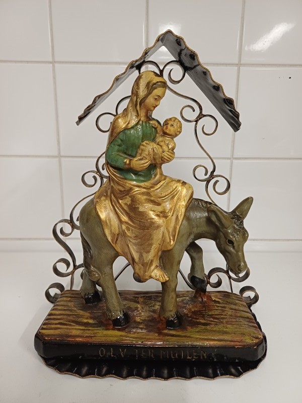 Beeld Maria en Jezus op ezel