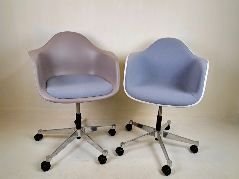 Set van 2 Vitra Eames Plastic Armchairs op wielen.