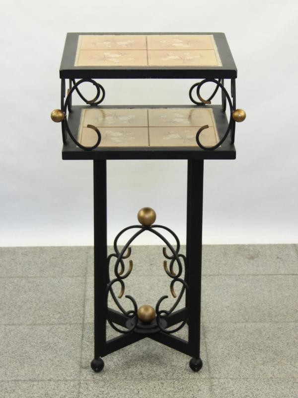 Smeedijzeren plantenstaander met keramiektegels in floraal patroon Mid Century design