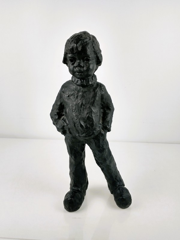 Bronzen beeldje "Binkie" – jongen met handen in zakken.