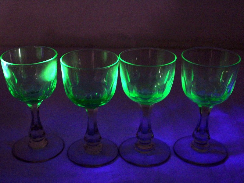 Set Uranium Glazen in de stijl van Val Saint Lambert (4)