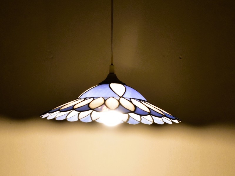 Tiffany stijl hanglamp – blauw en crème glas.