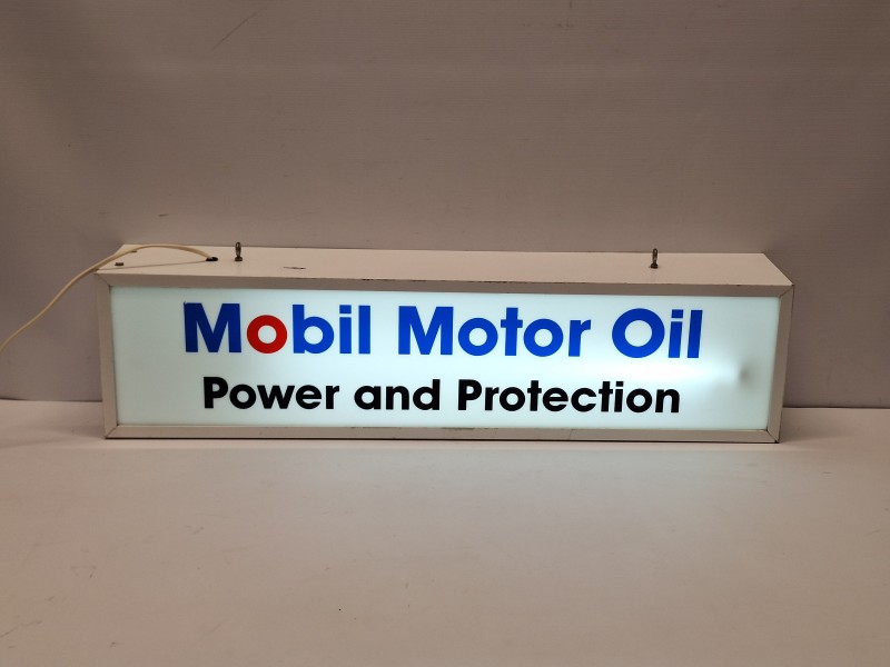 Vintage lichtbak "Mobil Motor Oil - Power and Protection"