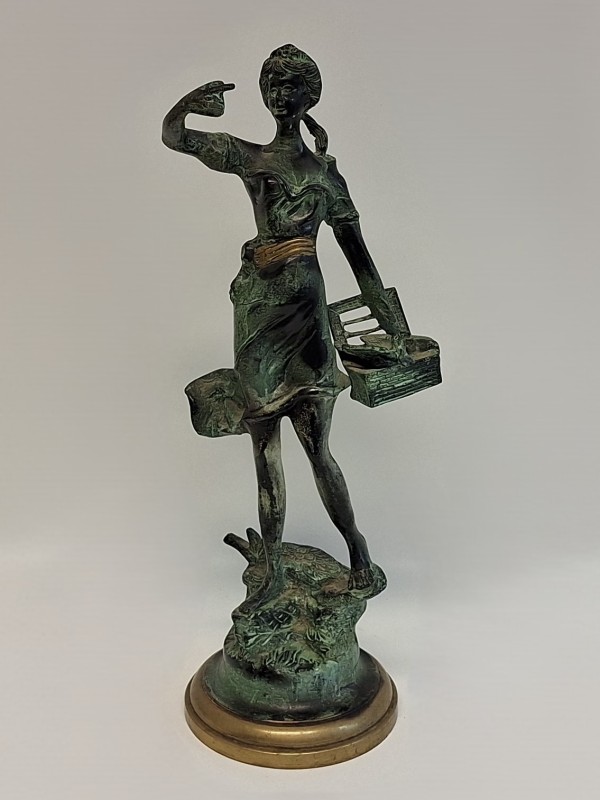 Bronzen beeldje van meisje die vogels loslaat