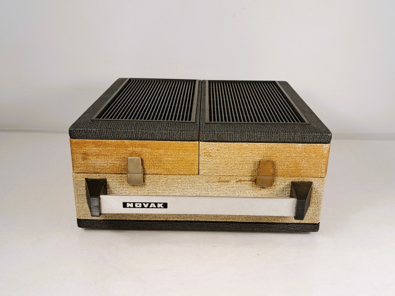 Vintage platenspeler set NOVAK Stereosong met luidsprekers.