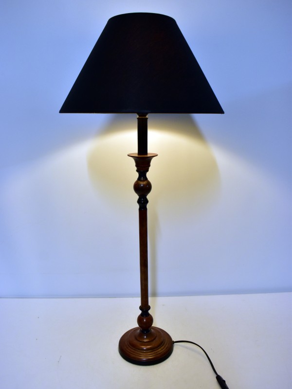 Vloerlamp met keramische voet en stoffen kap.