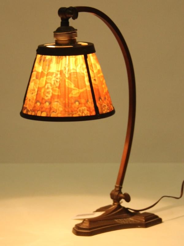 Art deco vintage bureaulamp met gebogen arm en stoffen kap
