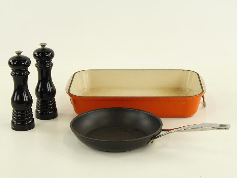 Le Creuset lot van 4 stuks – braadslede, pan & peper/zoutmolens