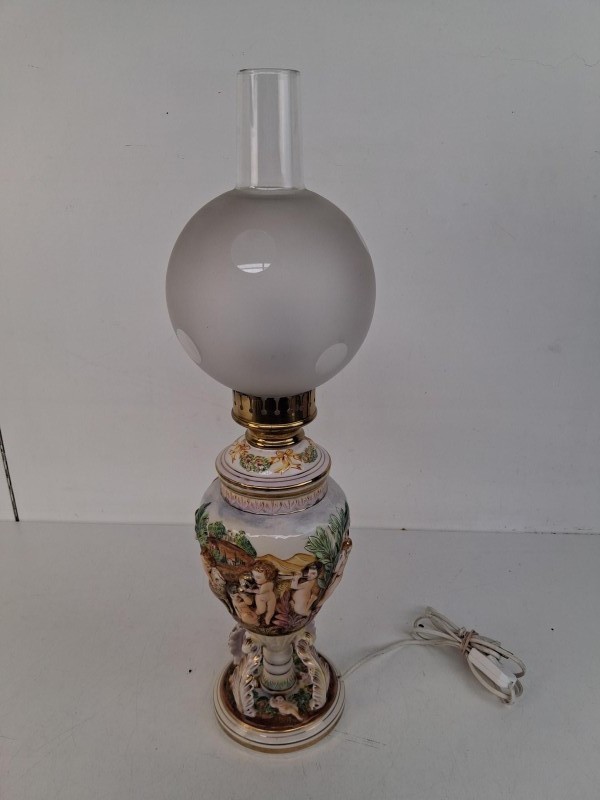 Porseleinen lamp met cherubijn- en bloemmotieven
