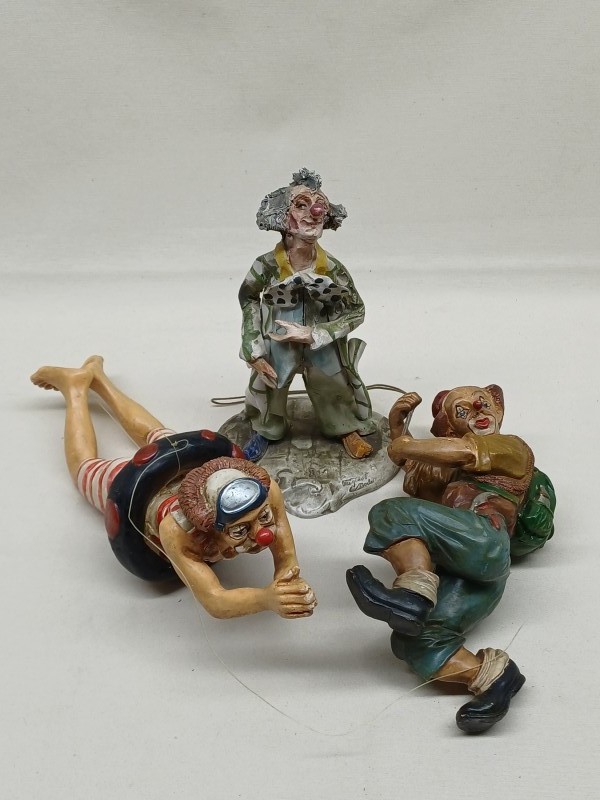 Vintage set clowns