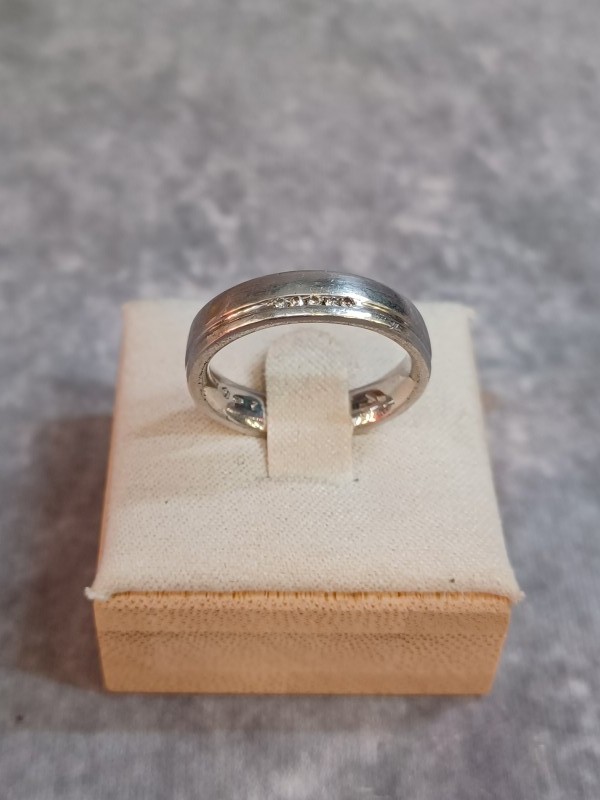 Elegante zilveren trouw- of relatiering met 5 briljantgeslepen diamanten - 0.05 ct