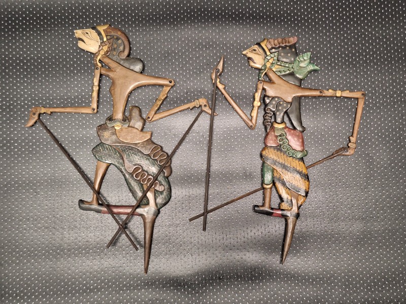 Set van 2 Indonesische Wayang Klitik schaduwpoppen - handgesneden houten Javaanse theaterpoppen