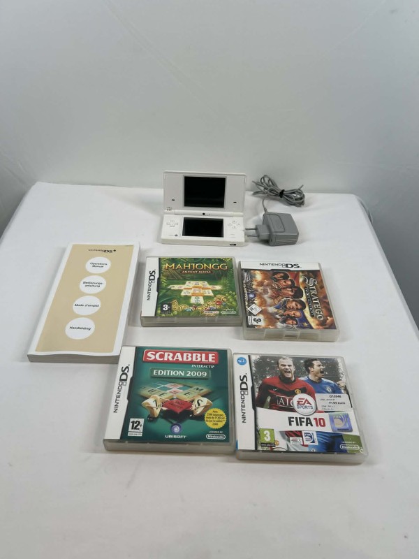 Nintendo DSi spelconsole met accessoires en 4 spelletjes