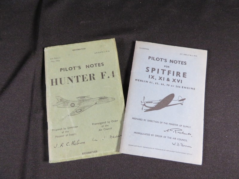 Set van 2 pilot's notes Spitfire en Hunter F4 Kringwinkel